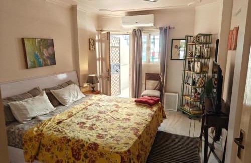 Jangpura Casa | Nice Bedroom with Private Ensuite Bathroom