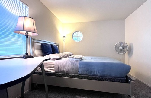 Stockton Casa | Nice Big Bedroom in 2500 SQFT Single House p2