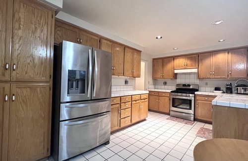 Stockton Casa | Nice Big Bedroom in 2500 SQFT Single House p2
