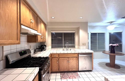 Stockton Casa | Nice Big Bedroom in 2500 SQFT Single House p2