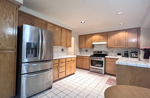 Stockton Casa | Nice Big Bedroom in 2500 SQFT Single House p2