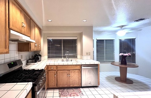 Stockton Casa | Nice Big Bedroom in 2500 SQFT Single House p2
