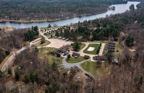 Neillsville Alquiler De RV | Nice camp site located on the Riviera Resort