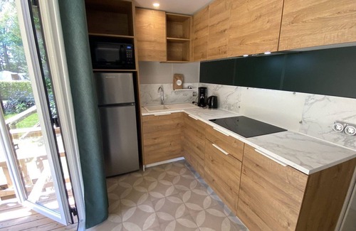 Vessem Chalet De Esquí | nice chalet with luxury bathroom and screened porch