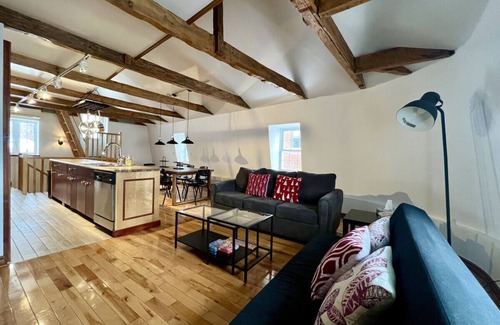 Saint-Jean-Baptiste Apartamento | Nice condo with mezzanine floor and terrace.