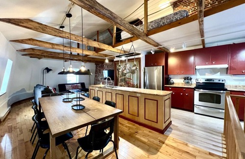 Saint-Jean-Baptiste Apartamento | Nice condo with mezzanine floor and terrace.