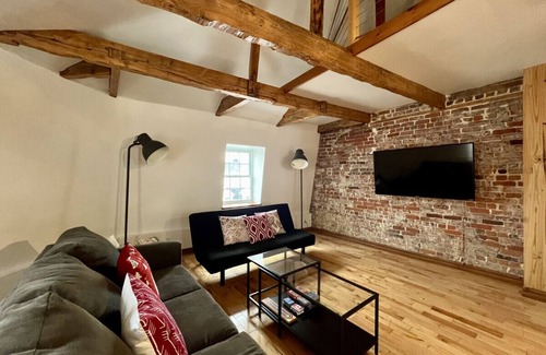 Saint-Jean-Baptiste Apartamento | Nice condo with mezzanine floor and terrace.