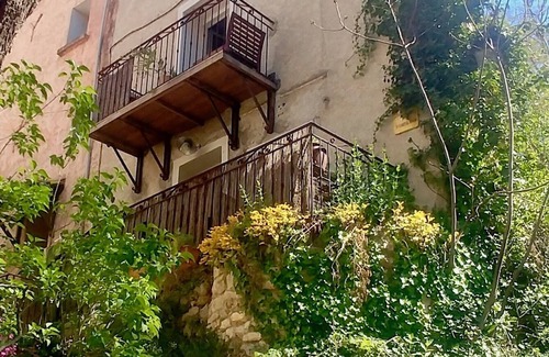 Correns Casa | Nice cosy house 20 metres from the river
