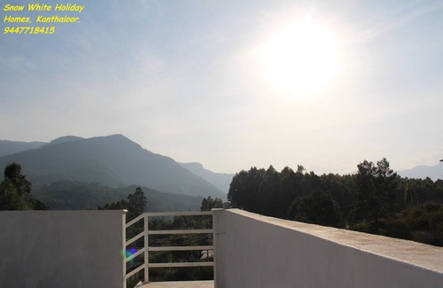 Kanthalloor Casa | BONITA PROPIEDAD DE CUBIERTA Y MONTAÑA
