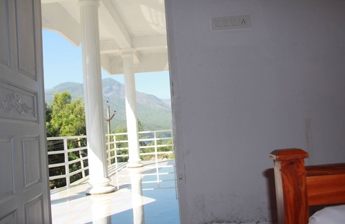 Kanthalloor Casa | BONITA PROPIEDAD DE CUBIERTA Y MONTAÑA