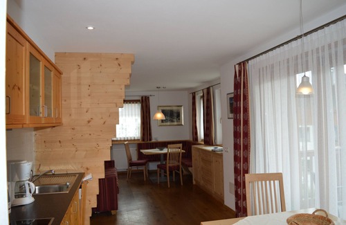 Selva di Val Gardena Apartamento | Bonita casa de vacaciones en el lado soleado de los Dolomitas