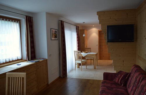 Selva di Val Gardena Apartamento | Bonita casa de vacaciones en el lado soleado de los Dolomitas