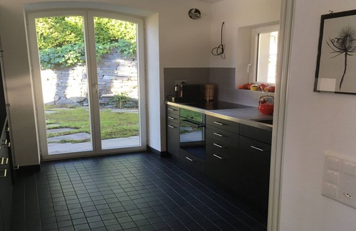 Orselina Casa | Bonita casa de vacaciones con piscina, jardín y terraza, zona tranquila + vista maravillosa
