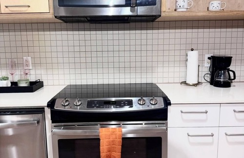 Atwater Village Apartamento | Nice Hollywood Blvd. Apartment with FREE PARKING