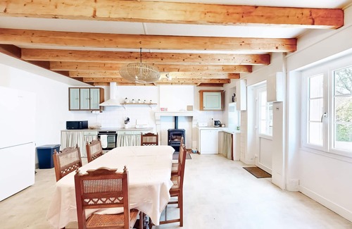 Suris Casa | Nice home in Terres-de-Haute-Charen