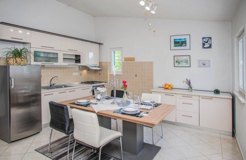 Central Dalmatia Casa | Bonita casa en Kresevo Brdo con piscina