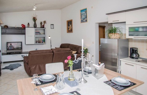 Central Dalmatia Casa | Bonita casa en Kresevo Brdo con piscina
