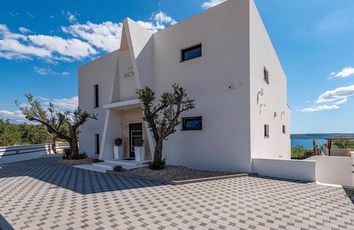Maslenica Casa | Bonita casa en Maslenica con sauna.