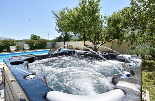 Prugovo Casa | Bonita casa en Prugovo con jacuzzi.