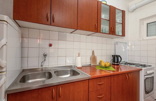Rascane Casa | Nice home in Rascane with jacuzzi