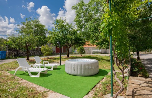 Rascane Casa | Nice home in Rascane with jacuzzi