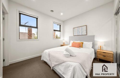 McKinnon Casa | Nice house walking to shopping center