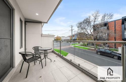 McKinnon Casa | Nice house walking to shopping center