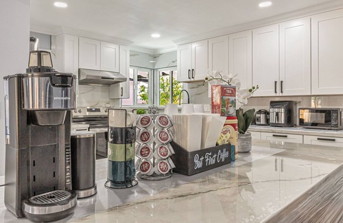 East San Jose Casa | Nice House3/2 full baths/Convenient Location/Free wifi/laundry/parking/AC/Heat