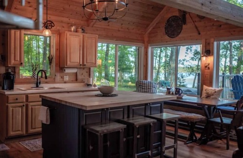 Birchwood Cabina | Nice Lake Escape Hot Tub Pontoon ATV Snowmobile Trails Lakefront & More!