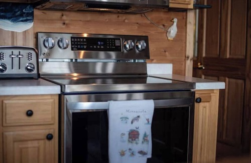 Birchwood Cabina | Nice Lake Escape Hot Tub Pontoon ATV Snowmobile Trails Lakefront & More!