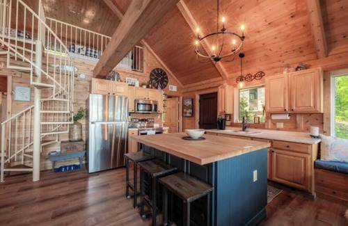 Birchwood Cabina | Nice Lake Escape Hot Tub Pontoon ATV Snowmobile Trails Lakefront & More!