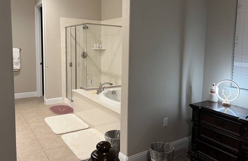 Brentwood Casa | Nice Master bedroom in Brentwood