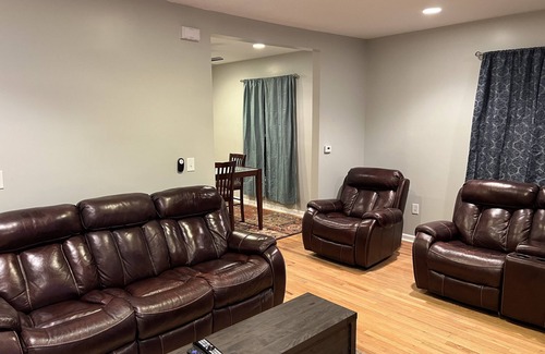 Pontiac Casa | Nice neighborhood, close to downtown area, lakes, and parks.