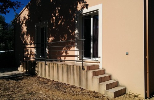Suze-la-Rousse Apartamento | Bonito estudio agradable para amantes o amigos.