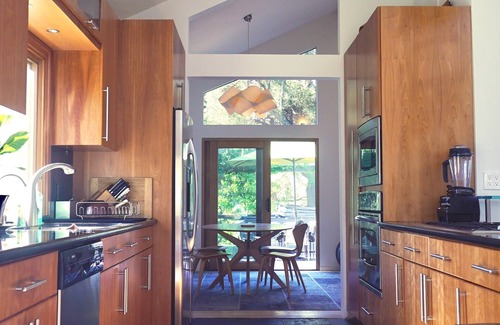 Meiners Oaks Casa | ¡BONITO! Ojai Architectural, lleno de luz, bañera de hidromasaje, robles, vecindario tranquilo