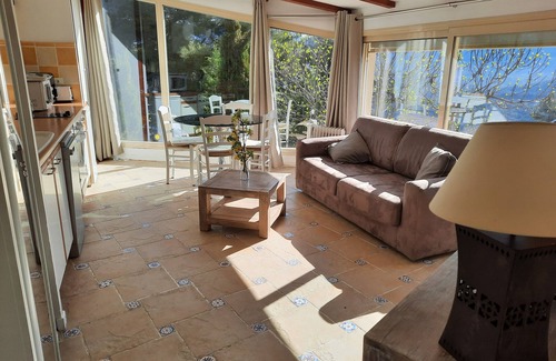 Contes Casa | Bella y tranquila casa con piscina en las montañas cerca del mar