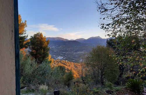 Contes Casa | Bella y tranquila casa con piscina en las montañas cerca del mar