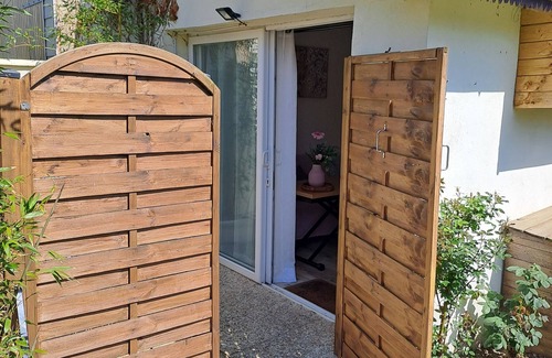 Ouistreham Casa | Bonito estudio tranquilo en un jardín privado