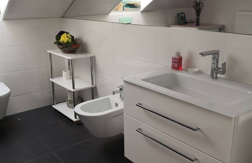 Bamberg Casa | Bonito apartamento en la azotea con balcón u. estacionamiento