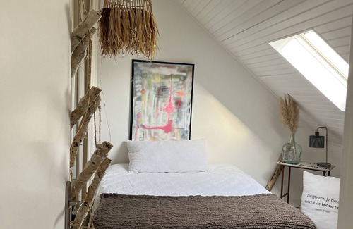 Bellevue Cama Y Desayuno | Nice room for rent. Independent space upstairs. Relaxation area.