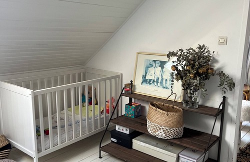 Bellevue Cama Y Desayuno | Nice room for rent. Independent space upstairs. Relaxation area.