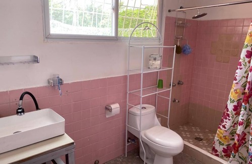Managua Cama Y Desayuno | Nice room overlooking the lake, in the heart of Managua.