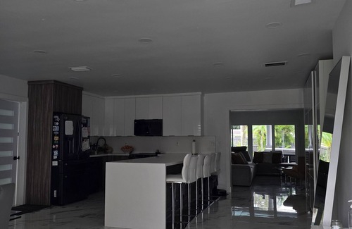 Golden Glades Casa | Nice room with private bathroom in a great location.