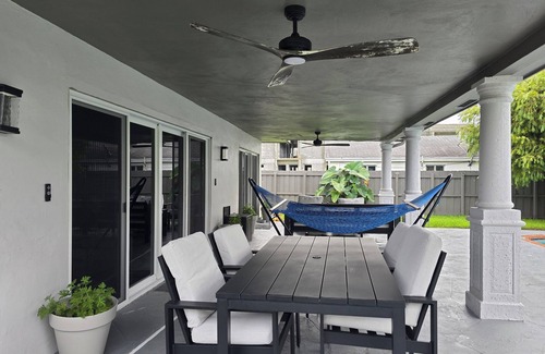 Golden Glades Casa | Nice room with private bathroom in a great location.