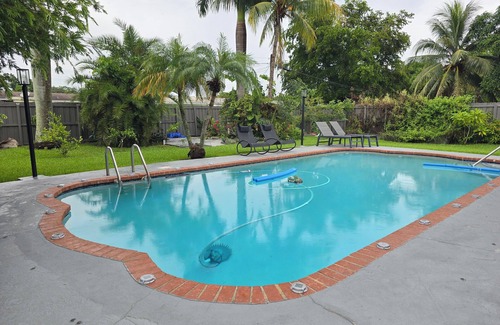 Golden Glades Casa | Nice room with private bathroom in a great location.