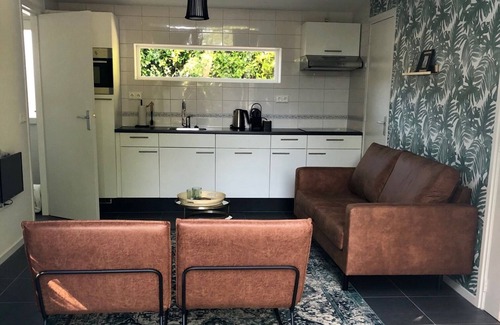 Bruinisse Casa | Nice, trendy furnished, vacation bungalow with fenced garden. Pets welcome!