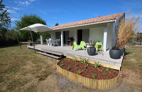 Sanguinet Casa | Bonita casa de madera en un lote grande, cerca del lago y del centro