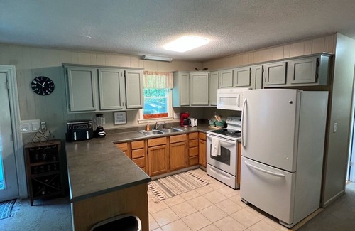 Utica Casa | Nicely appointed 3 bedroom house located in Seneca SC near Clemson University.
