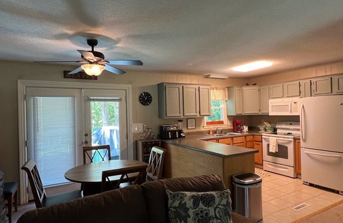 Utica Casa | Nicely appointed 3 bedroom house located in Seneca SC near Clemson University.