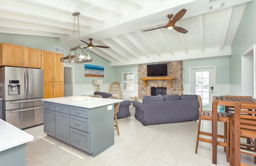 Florida Panhandle Casa | Nicely decorated 4 bedroom Sound View Home w/ Large Back Yard! Pet friendly!